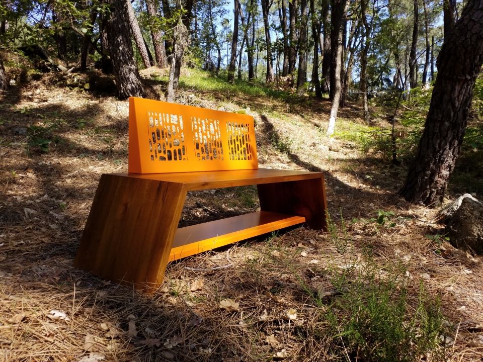 Banc mixant le noyer massif et l'acier laqué orange