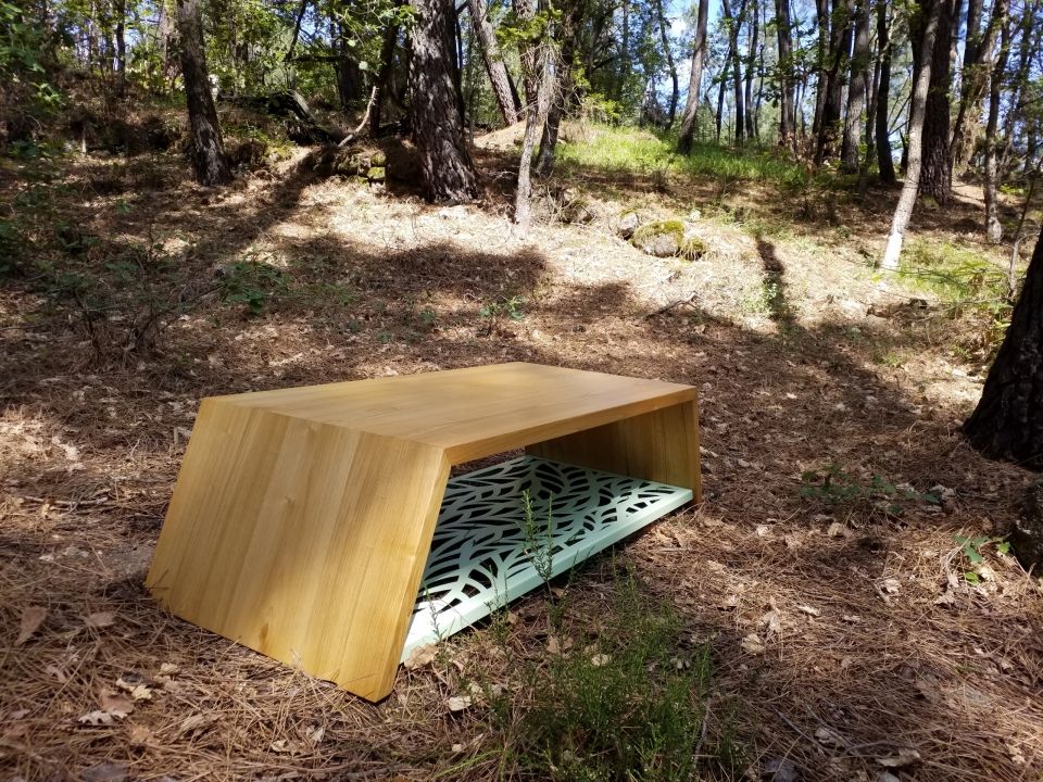 Table basse contemporaine en chataignier et acier découpé laqué vert, réalisation sur mesure par Vallon Joseph Artisan ebeniste à Aubenas en Ardèche