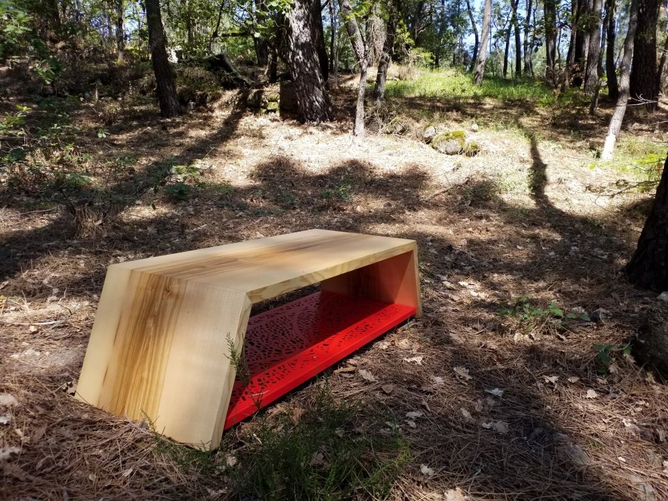 Table basse contemporaine en frêne olivier et acier découpé laqué rouge, réalisation sur mesure par Vallon Joseph Artisan ebeniste à Aubenas en Ardèche