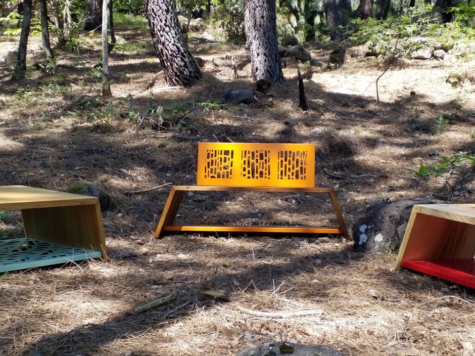 Table et banc selon Vallon Edition - bois massif : noyer, châtaignier  frêne - couleur : orange, vert & rouge