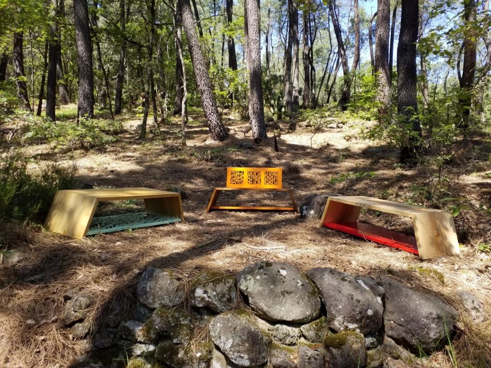 Vue d'ensemble des tables et banc de la gamme Trapez, bois massif et acier en couleur